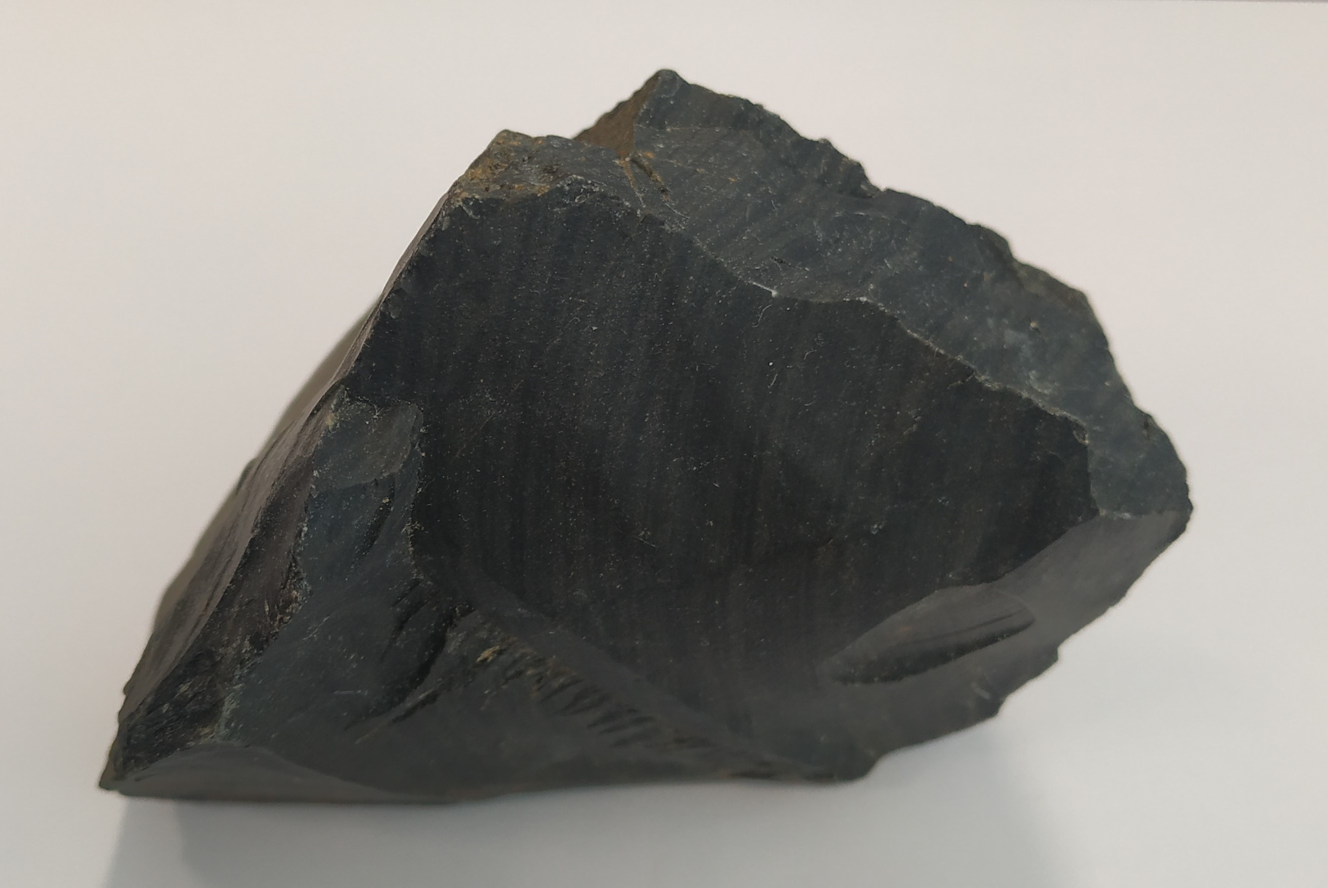 西貢黃地峒地區出露的玻璃質流紋岩。岩石裂邊極為鋒利，宜用以制成削器，讓黃地峒成為製作削器工場的理想地方