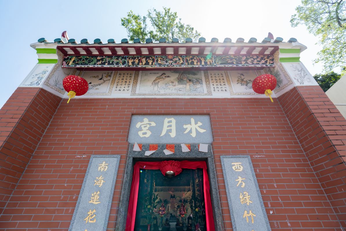 塔門天后古廟建於康熙（1662-1722）年間，坐落於塔門海傍街尾處高地上的廟場，毗鄰關帝宮，相鄰又有建於乾隆五十三年（1788）的水月宮。