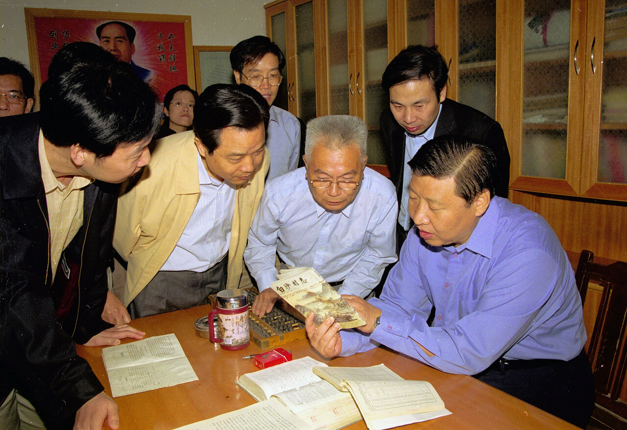 2004年10月，習近平同志考察浙江省江山市鳳林鎮白沙村時，勉勵村民把《白沙村志》繼續編修下去，把新變化寫入新村志。(圖片來源：中國方志網)