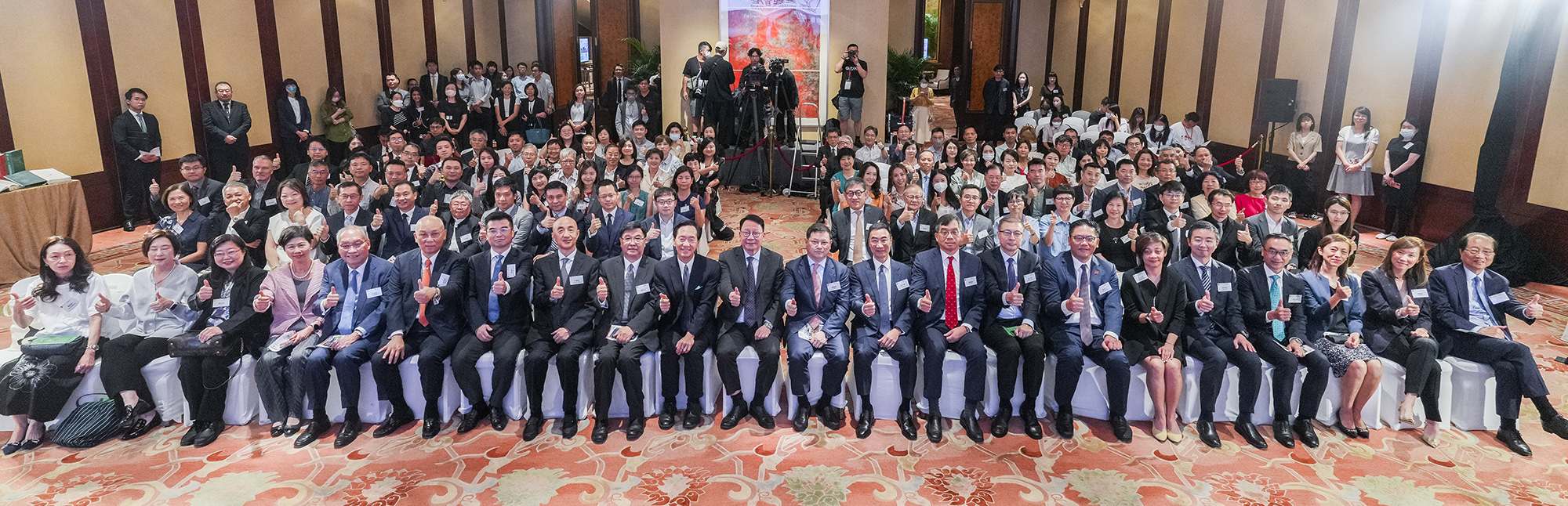 12.	「美麗香港」活動得到多個政策局以及公營部門擔任支持機構，共計58間大型企業、綠色組織、社會團體，以及傳媒機構擔任合作夥伴，透過官、商、民三方合作，共同尋找一條人類與自然共生、發展及保育雙贏的路徑。