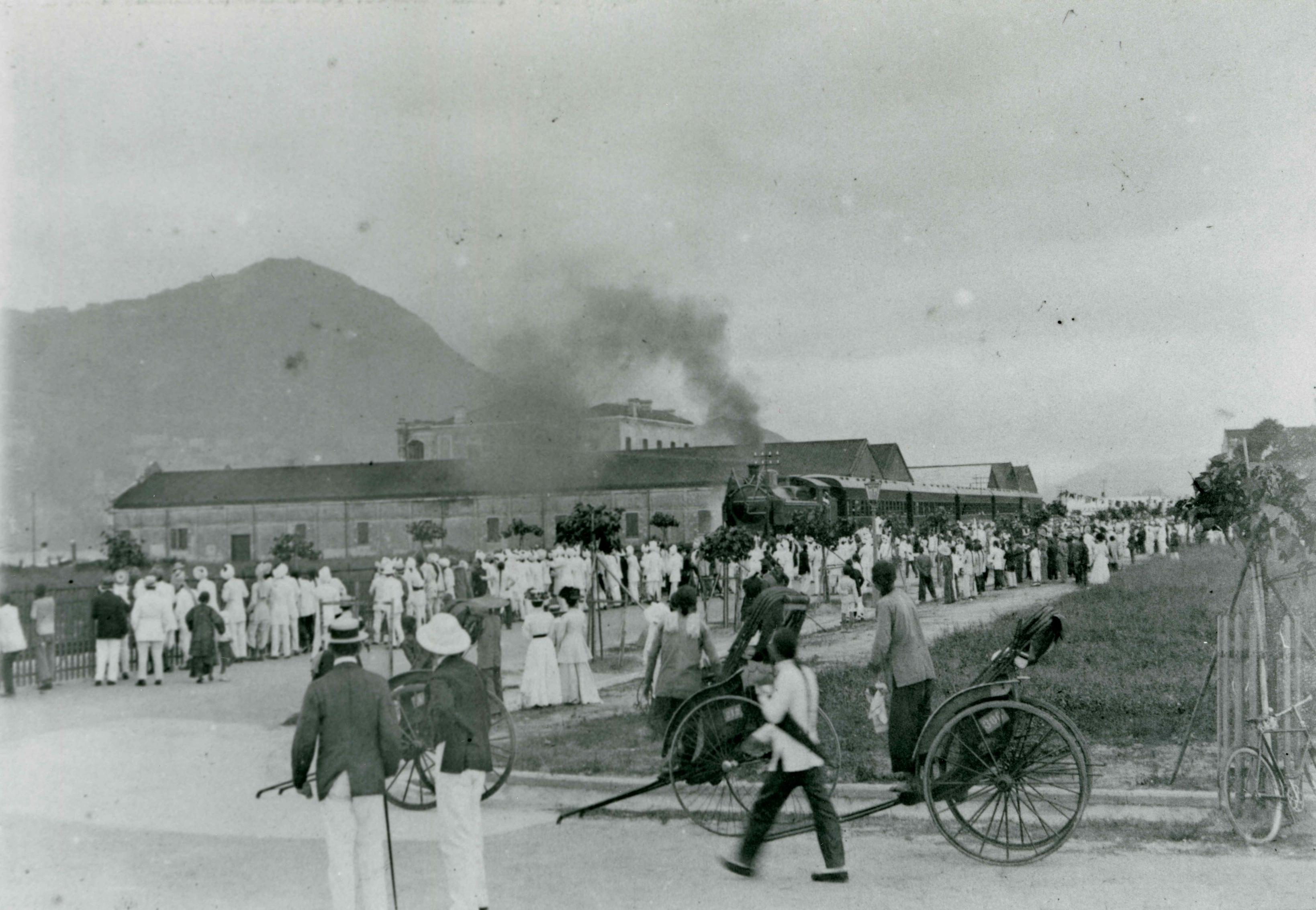 1910年10月1日，九廣鐵路英段建成通車，全長22英里，後來成為九龍往返新界及廣州的重要陸路交通管道。