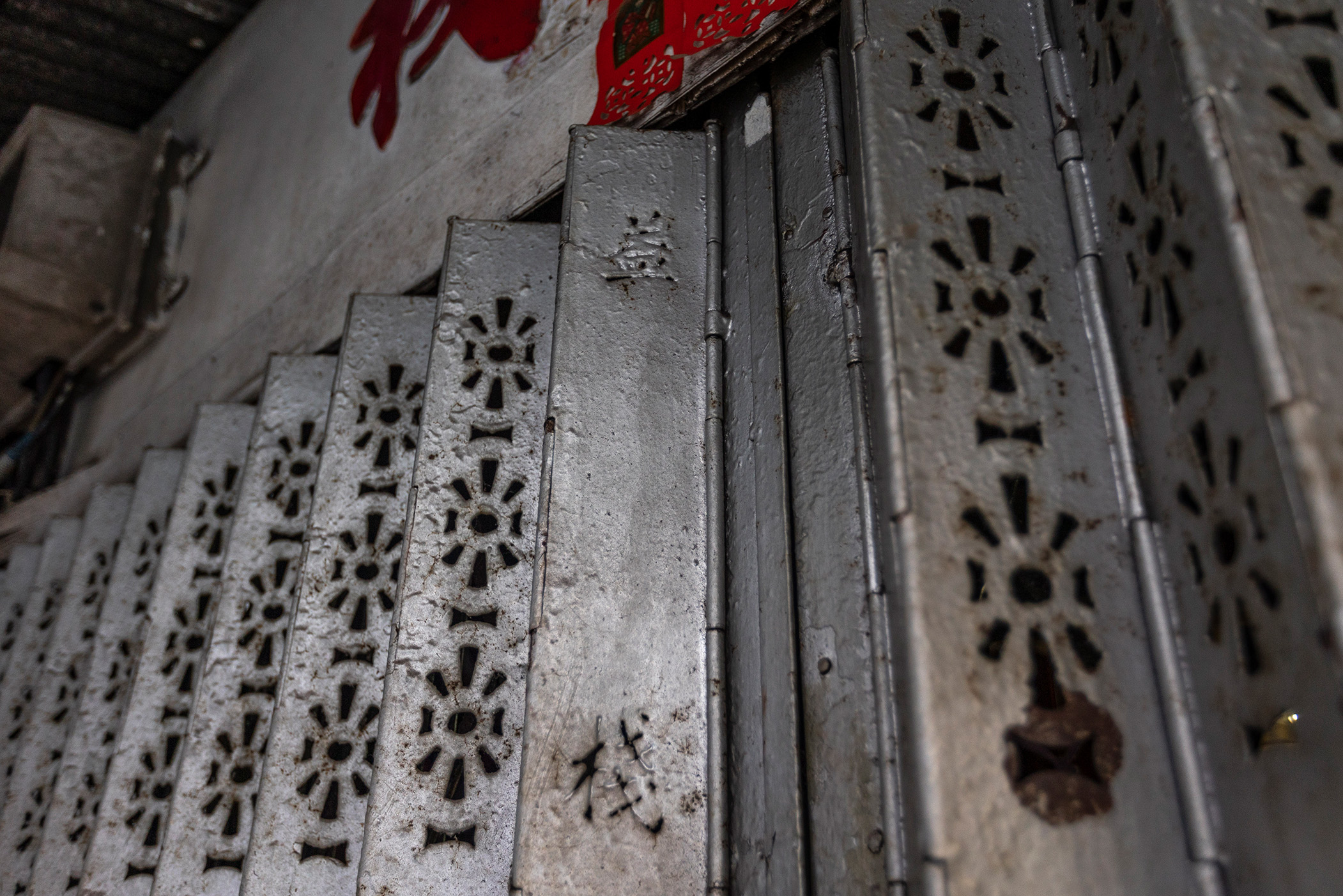 金屬折疊閘門也是茶果嶺村的文化遺產資源之一。