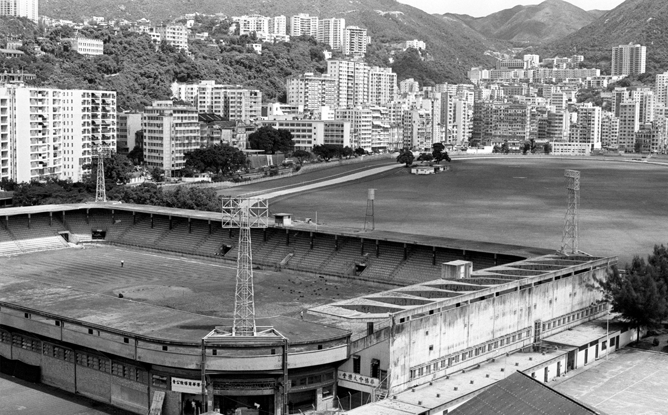 下方為1960年代的香港足球會足球場（簡稱「港會場」），後來被拆卸，並且於跑馬地馬場內重建。（圖片來源：Getty Images)