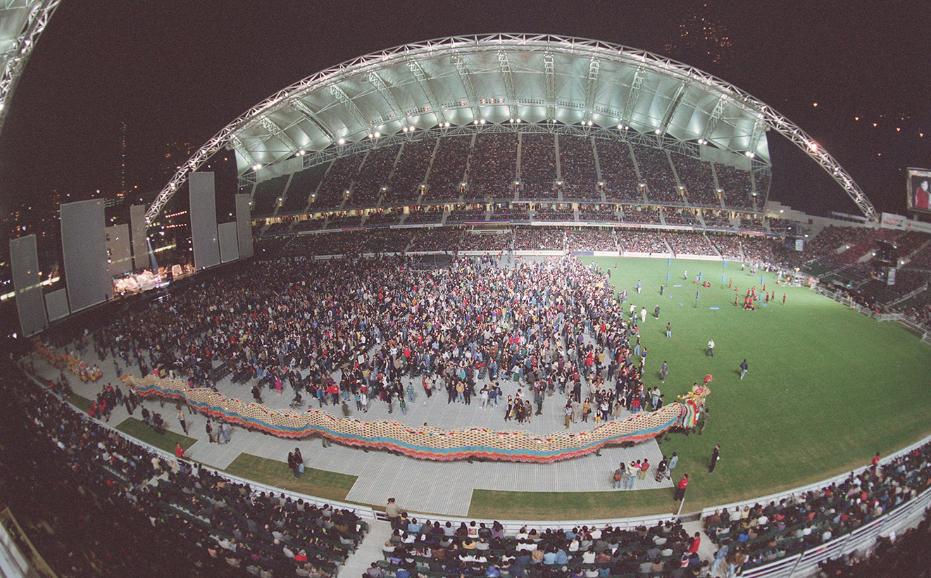 1994年3月11日，位於銅鑼灣的香港大球場舉行重建落成開幕禮，其中焦點節目為電子鐳射激光音樂會。（圖片來源：Getty Images)