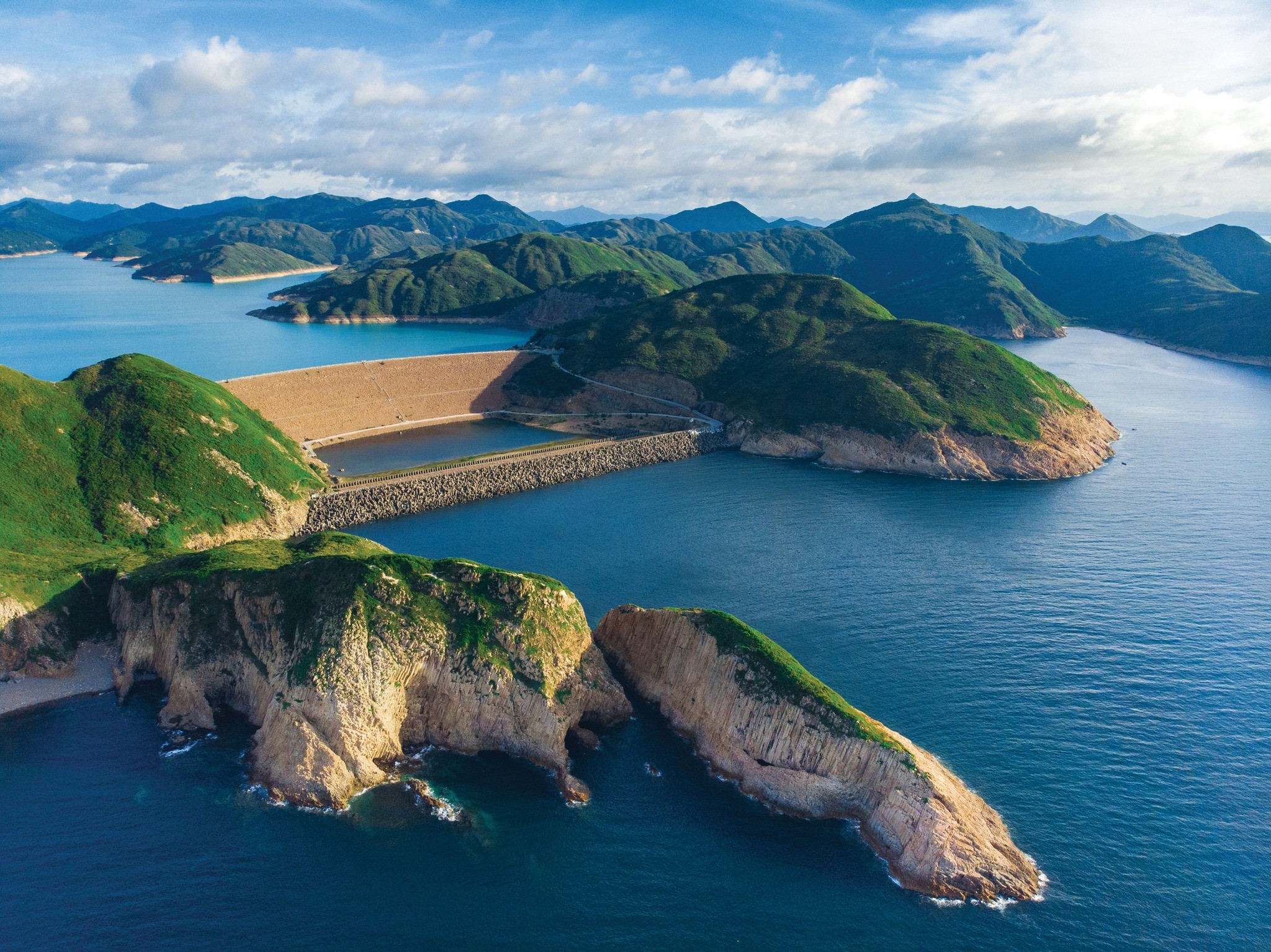 糧船灣超級火山的上部分是火山岩，由糧船灣伸展至果洲群島，覆蓋西貢東部大片土地，位於香港世界地質公園的西貢園區內。（圖片來源：旅遊發展局Facebook圖片）