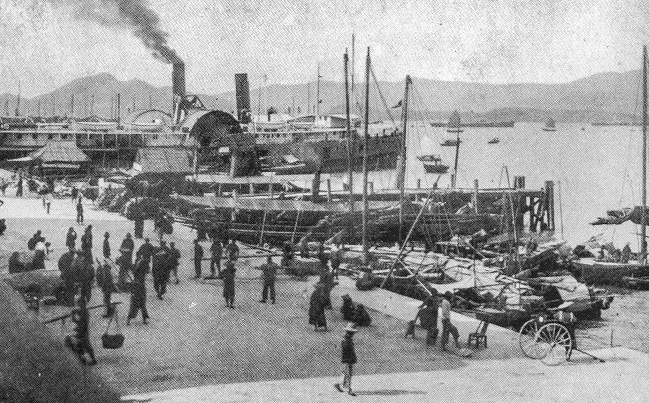 約1900年上環街市（現西港城）前的德輔道西起點處。中間碇泊渡海輪船及一艘「孖車」省港輪船的是永樂街碼頭，即著名的三角碼頭。（圖片來源：鄭寶鴻提供）