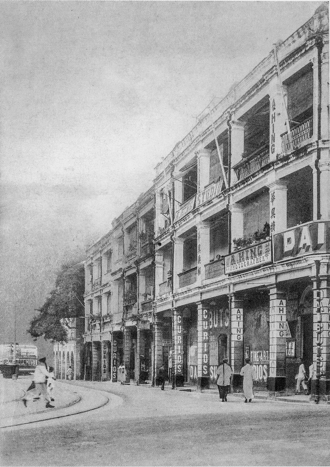 約1915年的軍器廠街。右邊整排建築物中，由於有一間出售古物的大佛洋行，這區也因而被稱為大佛口。（圖片來源：鄭寶鴻提供）
