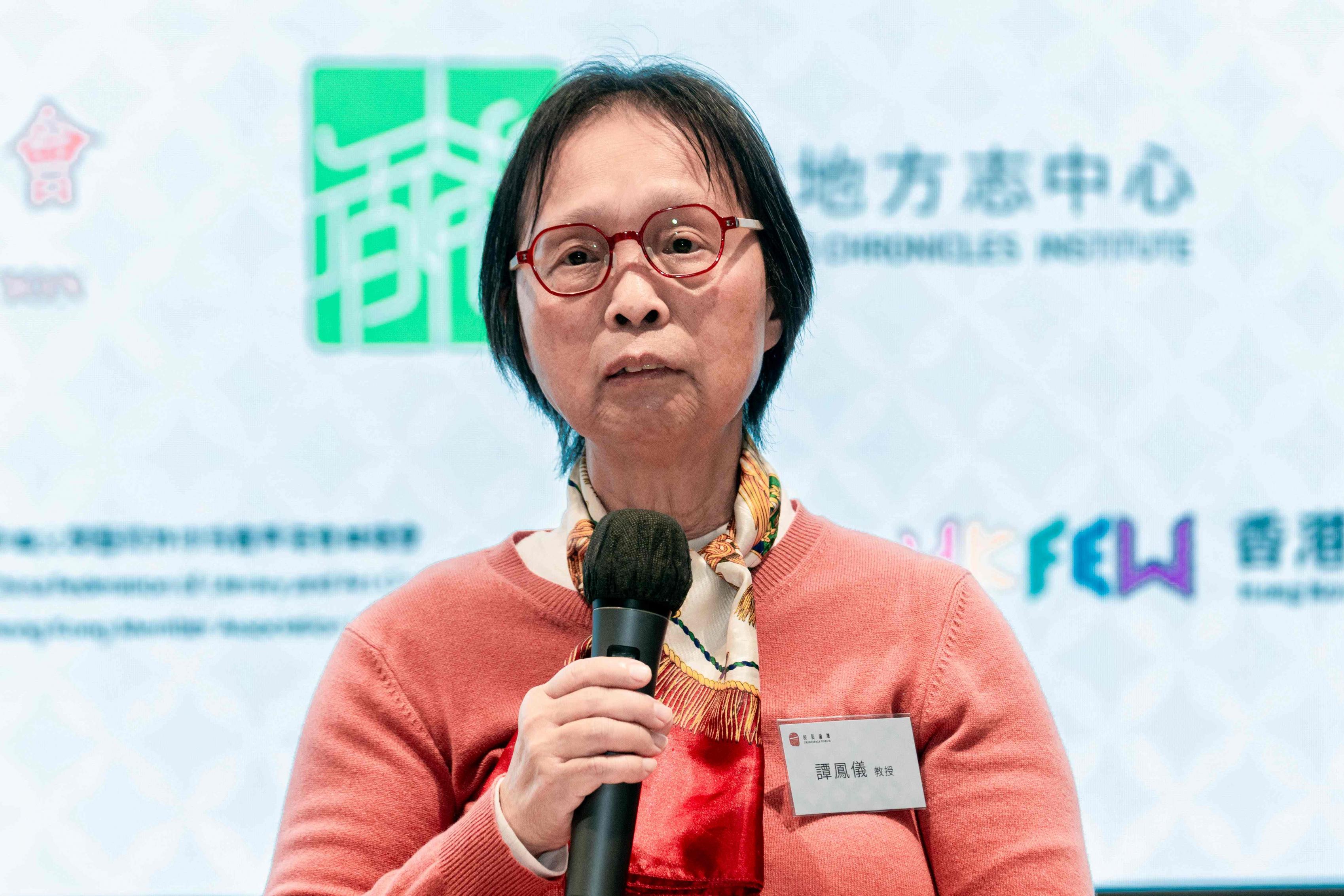 6.	《香港志．自然》「環境保護與生態保育卷」主編之一譚鳳儀教授在討論環節，從政策、科技及教育三個方面解讀環境保護。