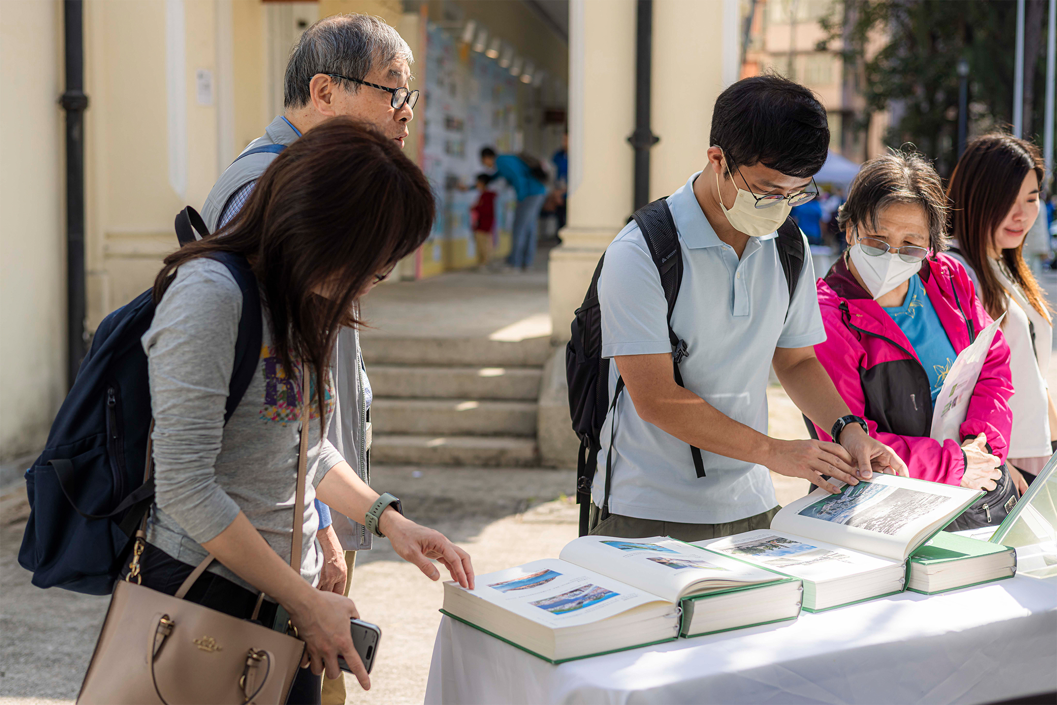 《香港志》展位亦展出《美麗香港—自然之旅》補充讀物，吸引大批市民閱讀。