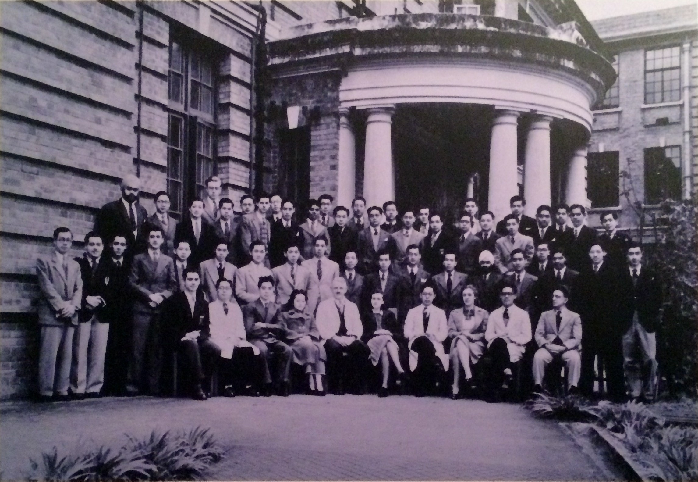 香港大學教授賴廉士（前排中）與香港大學醫學院師生合照，攝於1941年。1942年，賴廉士在東江縱隊的協助下，從深水埗的日軍戰俘營逃至中國內地。同年，他成立英軍服務團，協助營救在中國內地的英國軍民，兼參與盟軍的抗日情報工作。