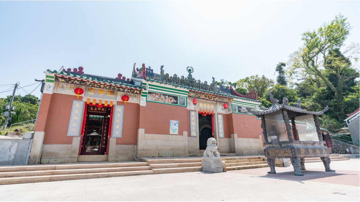 塔門天后古廟建於康熙（1662-1722）年間，坐落於塔門海傍街尾處高地上的廟場，毗鄰關帝宮。