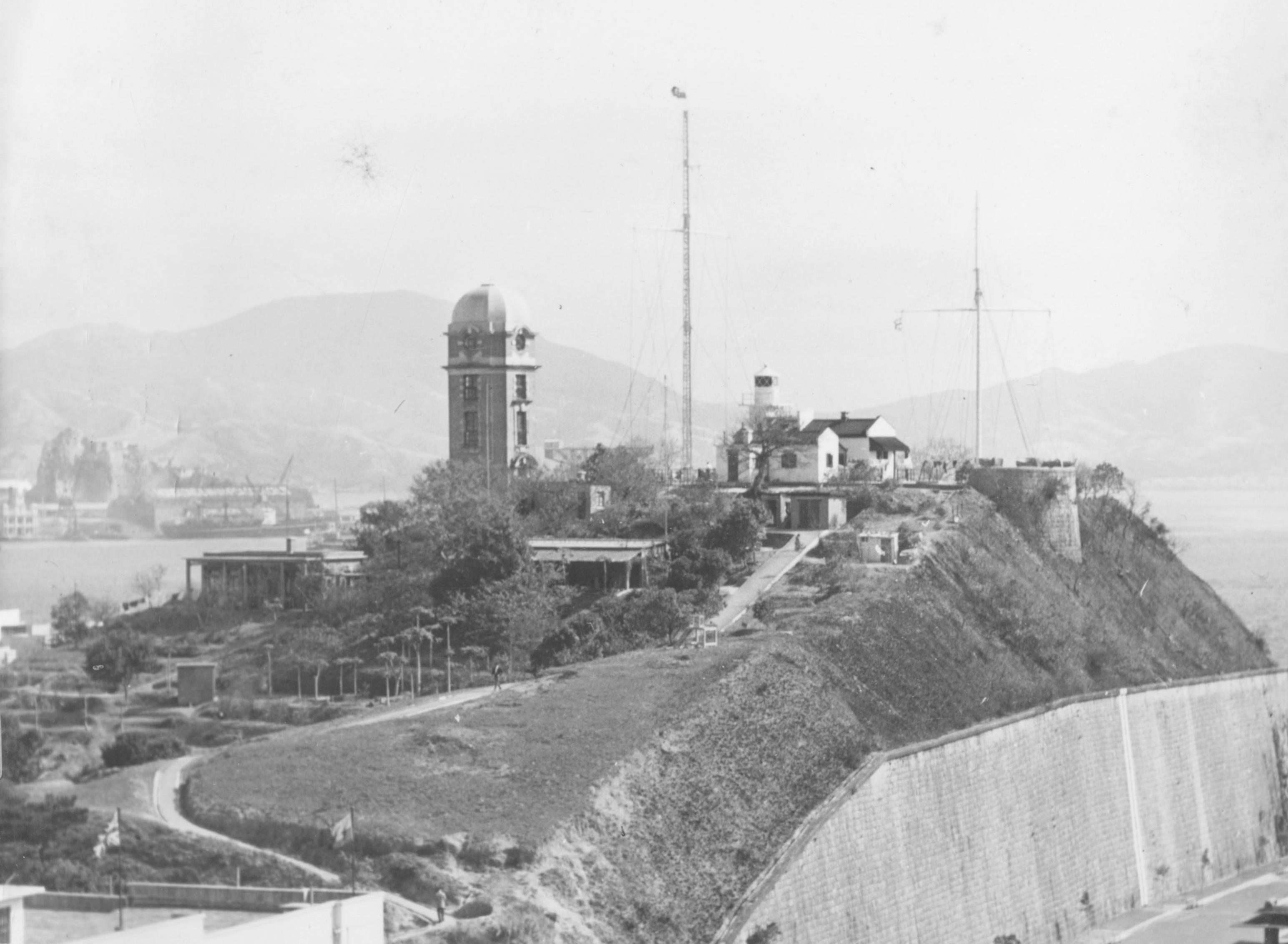 圖為昔日尖沙咀黑頭角（現時為訊號山花園）的訊號塔。（圖片來源：Getty Images) 