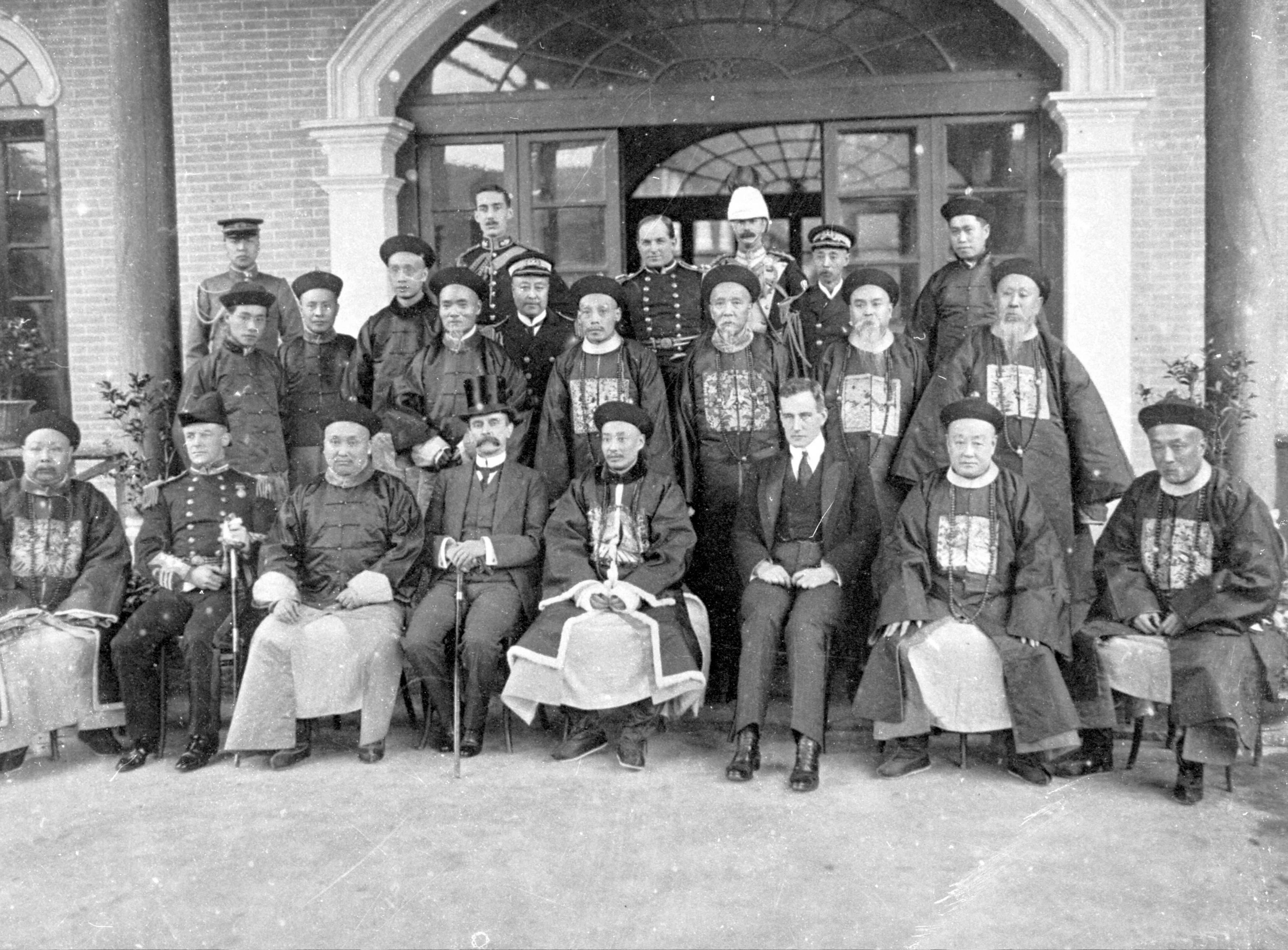 1911年10月4日，九廣鐵路全線通車，中英雙方各自在廣州和尖沙咀舉行通車禮，雙方代表乘坐首班列車至深圳羅湖站，在羅湖橋舉行接軌儀式，九廣鐵路正式接通。