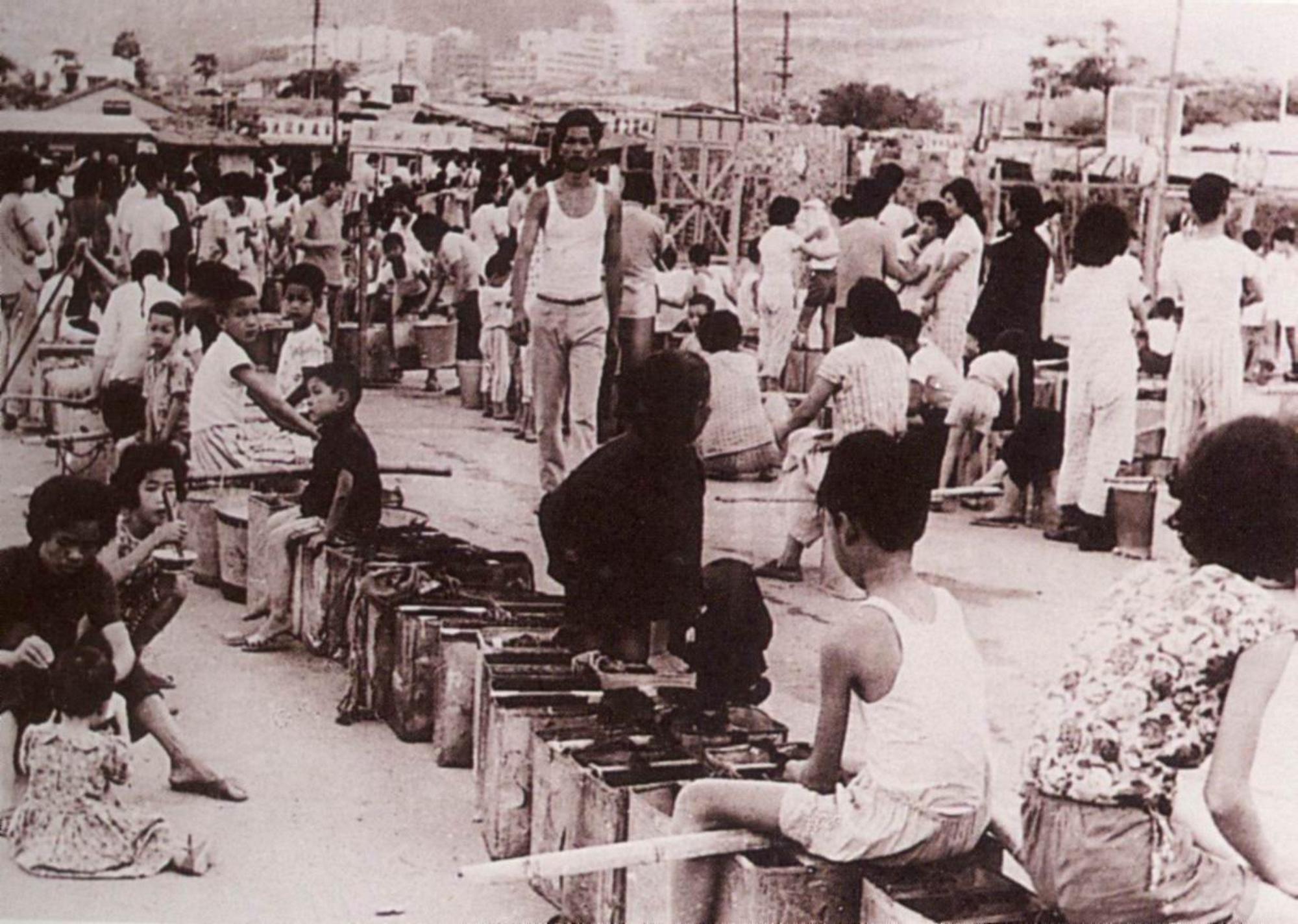 1963年，香港大旱，只能每4天供水1次。圖為當年市民排隊取水。（圖片來源：大公文匯傳媒集團）