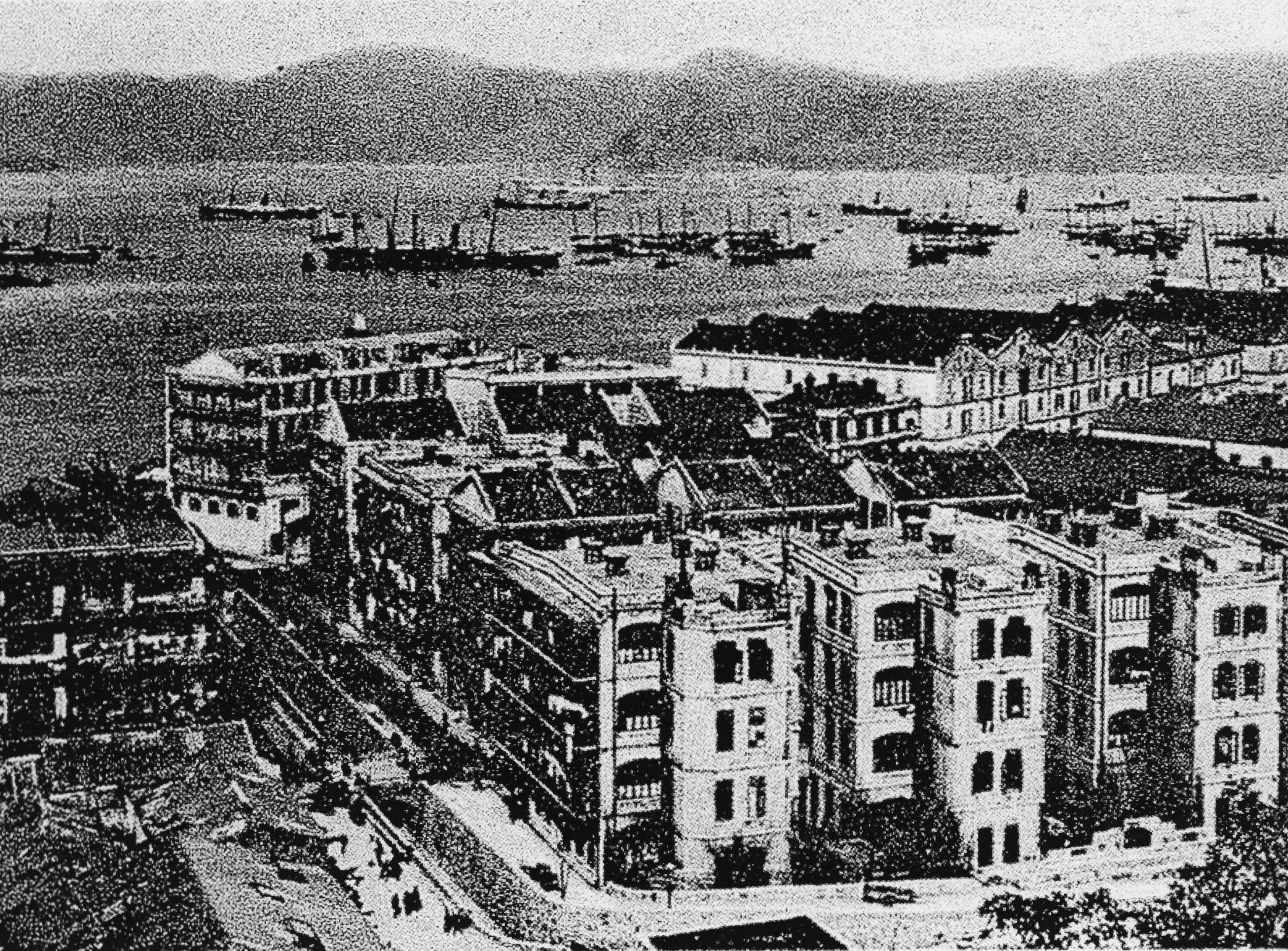 約1905年由薄扶林道望塘西風月區全景。圖中有曲尺型明渠的是山道。（圖片來源：鄭寶鴻提供）