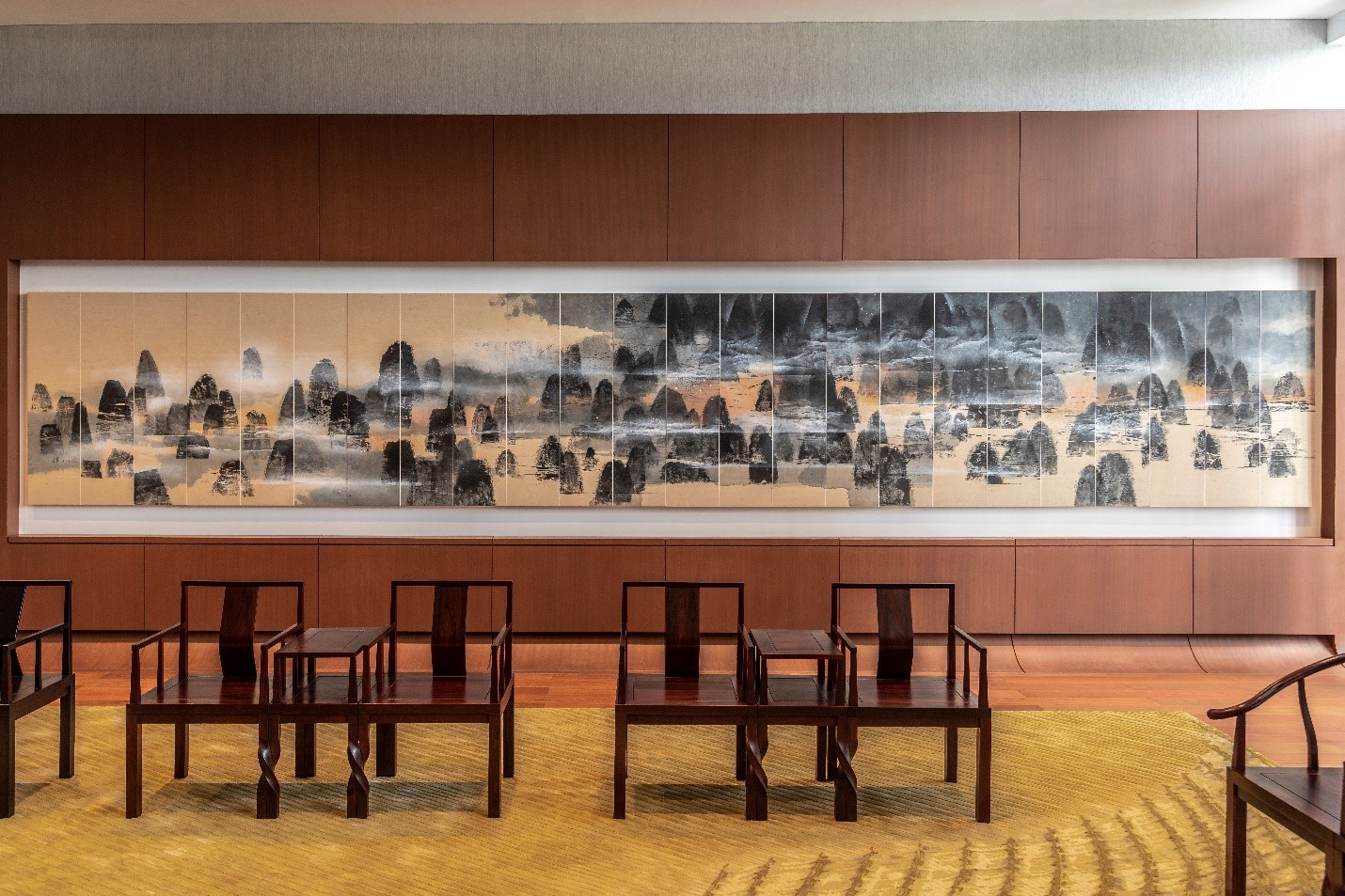 劉小康「明式繞腳椅」（前）和馮永基「千秋」（後）（圖片來源：香港地方志中心）