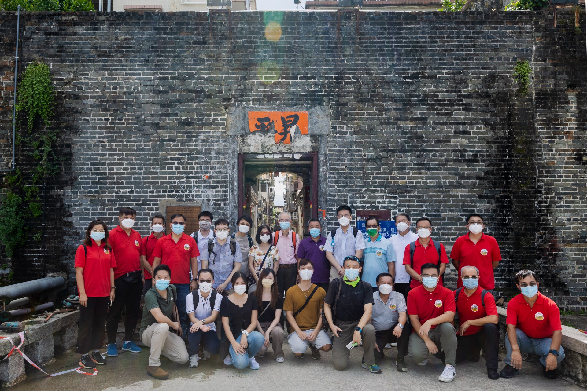 香港地方志中心人員與錦田鄉事委員會人員及前地政總署署長劉勵超伉儷，在錦田吉慶圍正門前留影