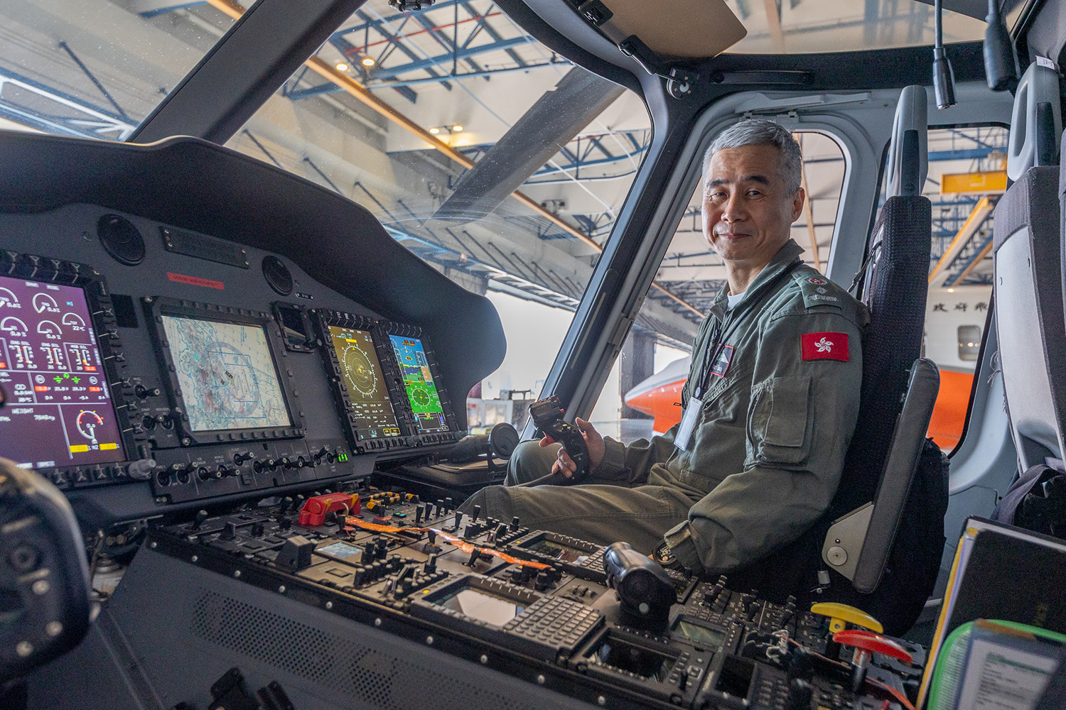 陳家陶形容，「一響鐘，最基本有4個人上機，包括正、副機師及兩名空勤主任」。