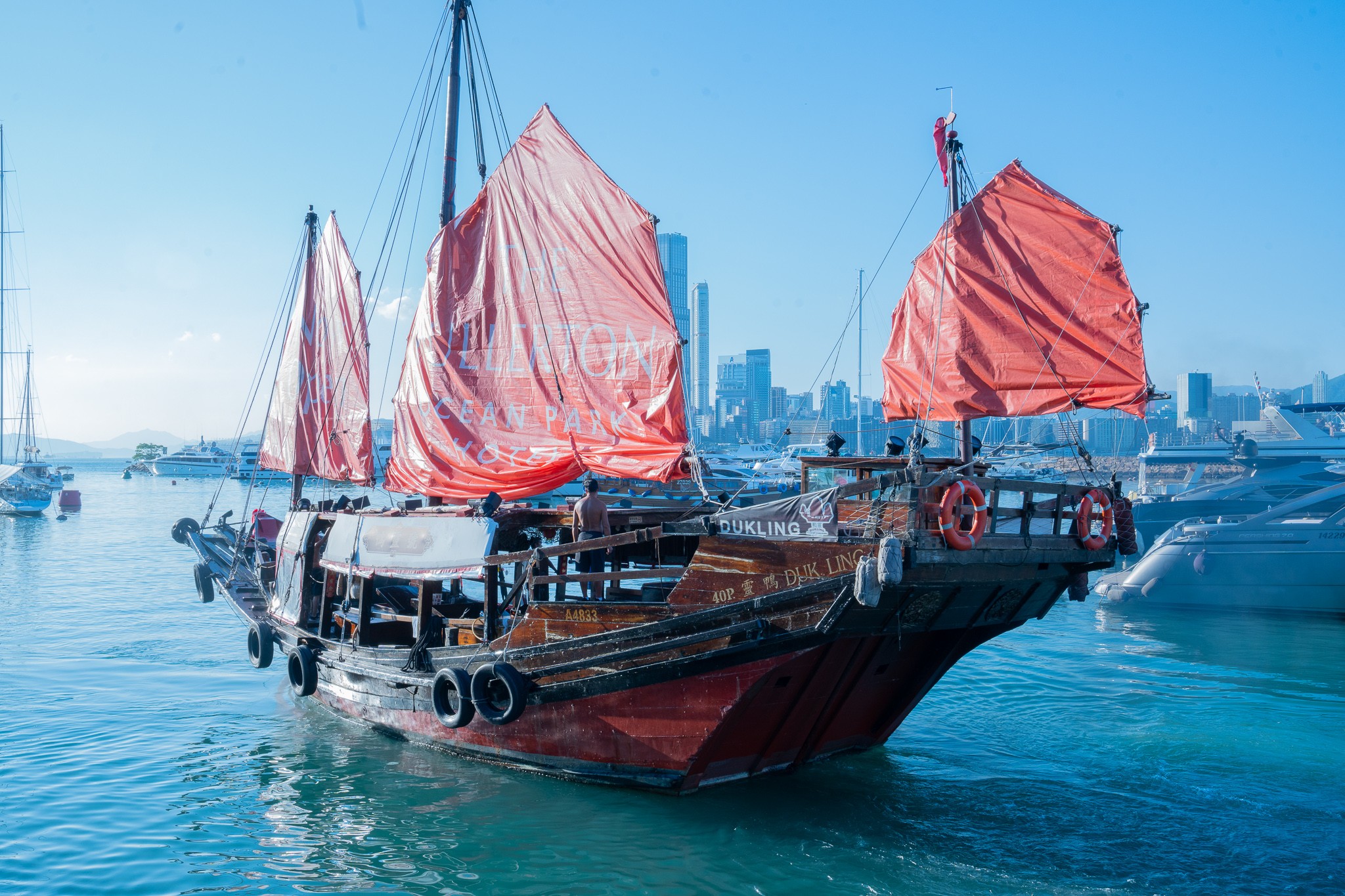 鴨靈號曾在海上航行超過60年，經修復後保存古色古香的面貌，目前每晚均會在維港航行。