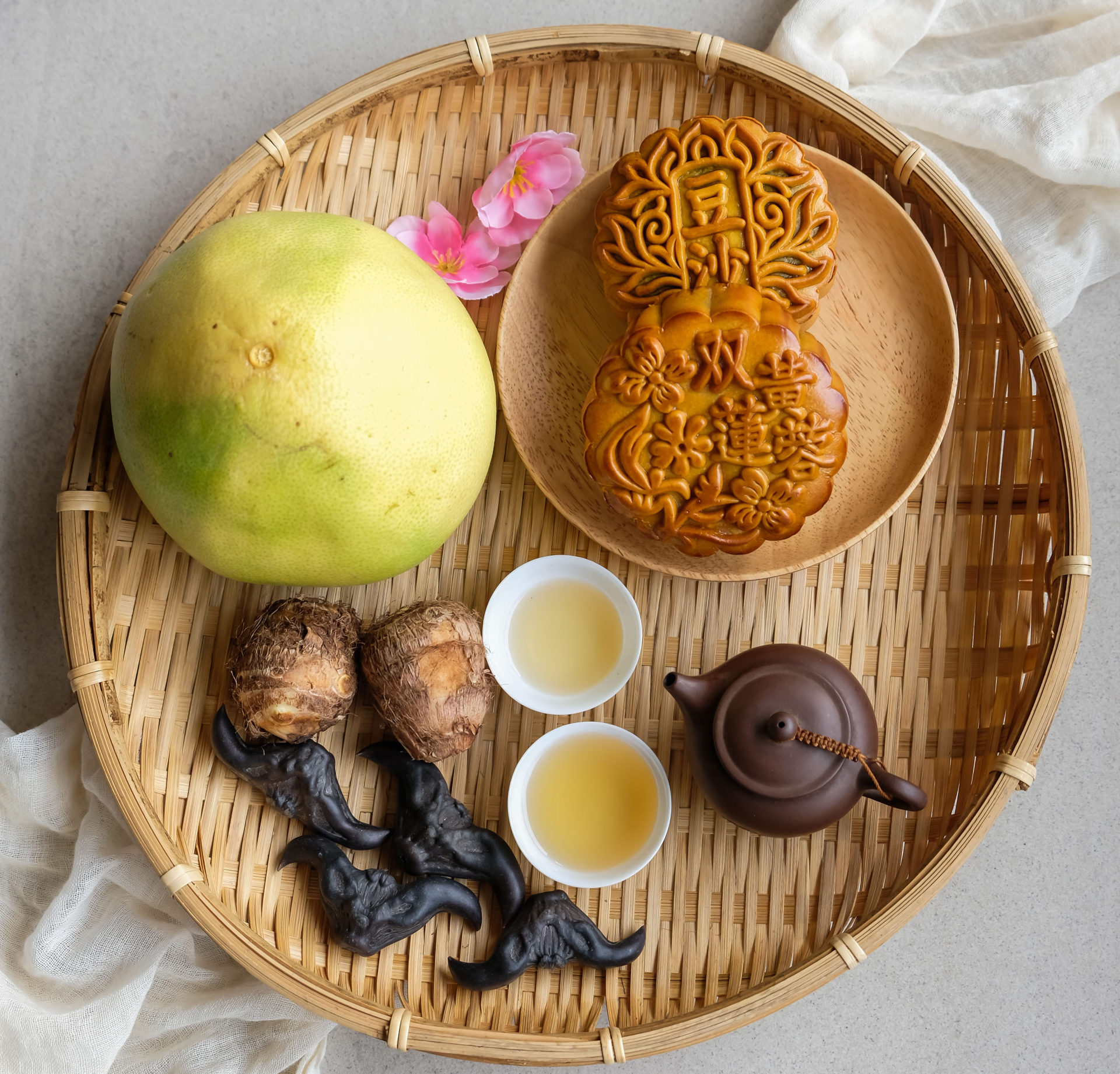 月餅、碌柚、水煮芋仔和菱角是中秋節應節食品