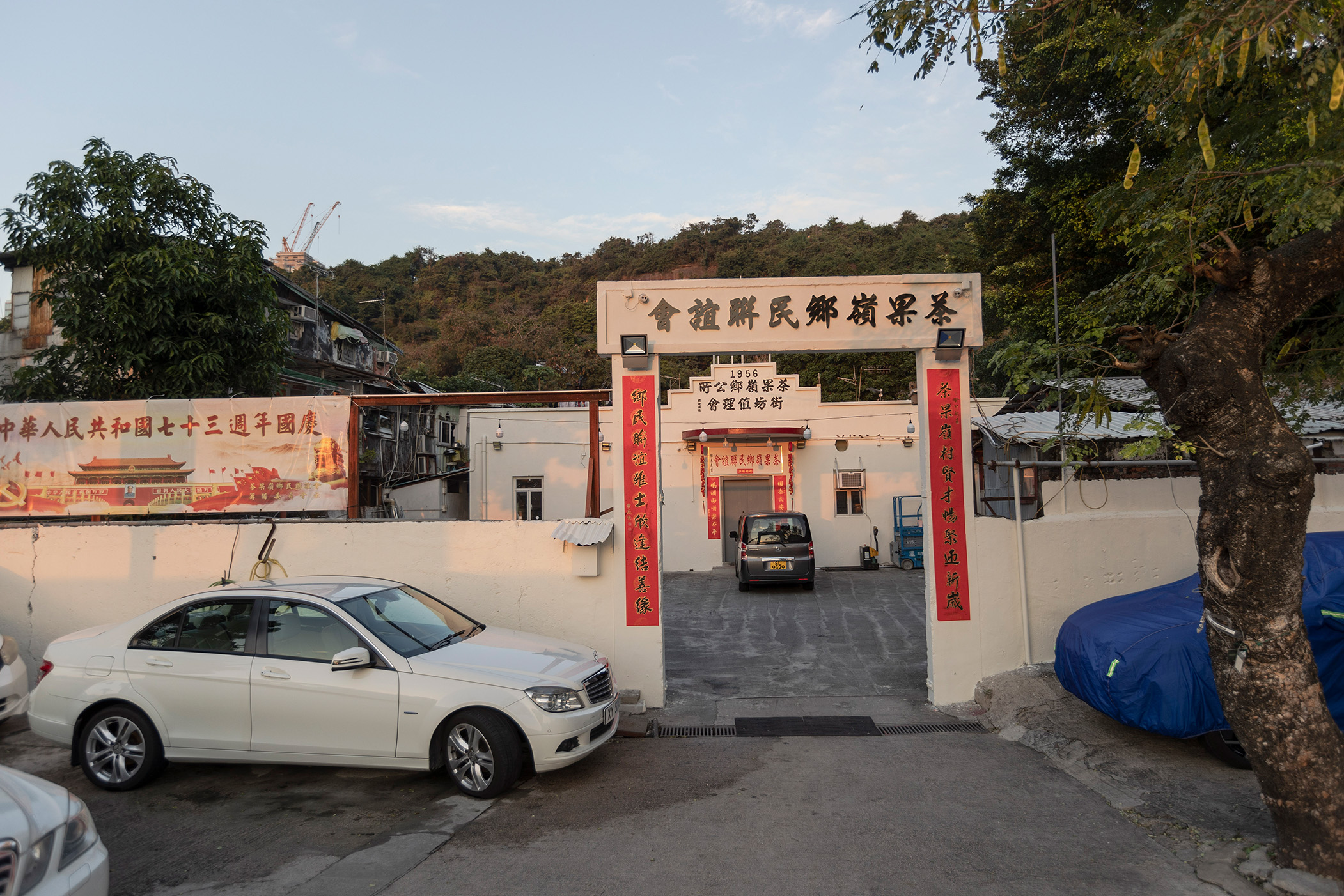 華仔指，從前打石工人喜愛在鄉公所前「嘆下午茶」。 