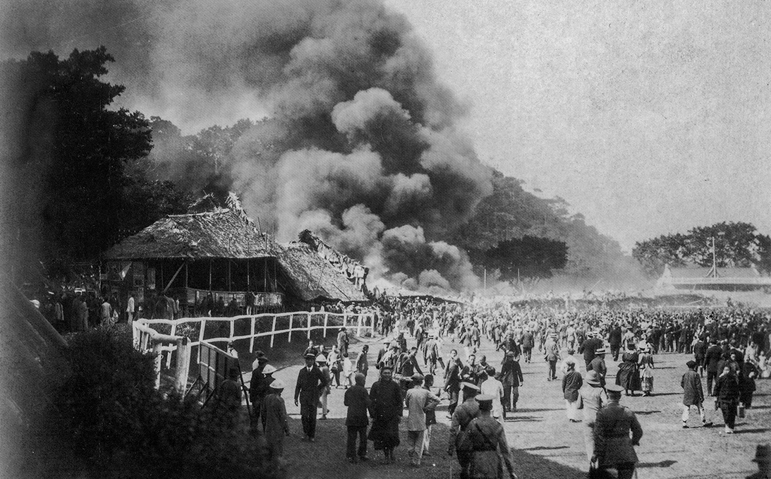 1918年2月26日，馬場發生一場逾600人喪生的大火，圖為以竹木草料搭蓋的棚屋被烈焰燃燒的情景。（圖片來源：鄭寶鴻提供）