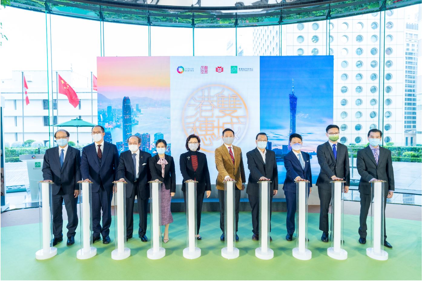 「『同舟共濟 志同道合』港穗雙城圖片展覽」香港會場於12月13日至明年1月8日在交易廣場Rotunda展出港穗兩地300多張珍貴的圖片，並於今日舉行開幕典禮，主禮嘉賓包括：（左起）香港地方志中心總裁林乃仁先生、大灣區共同家園青年公益基金理事會主席黃永光先生、團結香港基金理事及香港廣東各級政協委員聯誼會首席會長戴德豐博士、中聯辦宣文部副部長鄭琳女士、團結香港基金總裁鄭李錦芬女士、香港特別行政區民政事務局局長徐英偉先生、全國人民代表大會常務委員會委員及香港再出發大聯盟秘書長譚耀宗先生、怡和集團副行政總裁及香港區主席彭耀佳博士、香港貿易發展局副總裁劉會平先生及香港八和會館副主席新劍郎先生。
