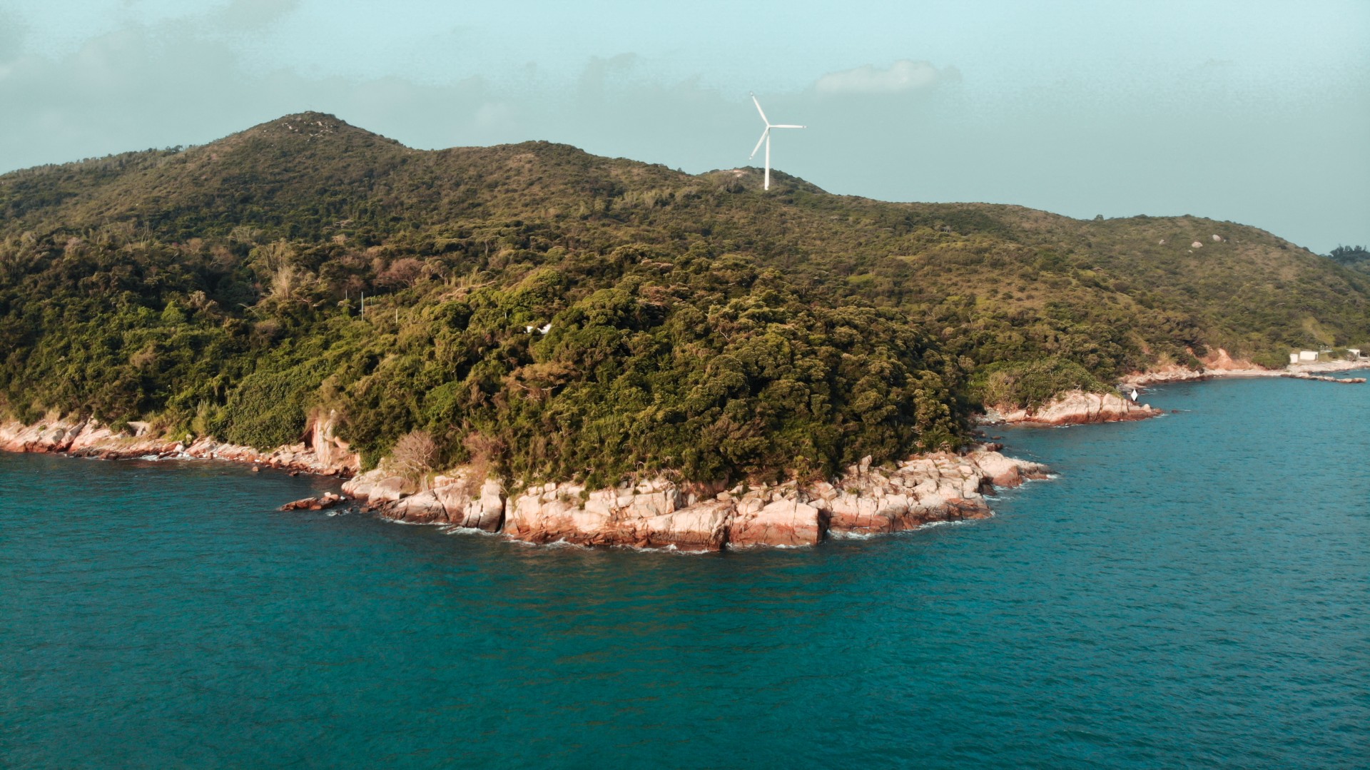 大嶺毗鄰港燈現有的11千伏電纜路線，方便將風站的電力直接輸入港燈的現有電網。（圖片來源：Shutterstock）