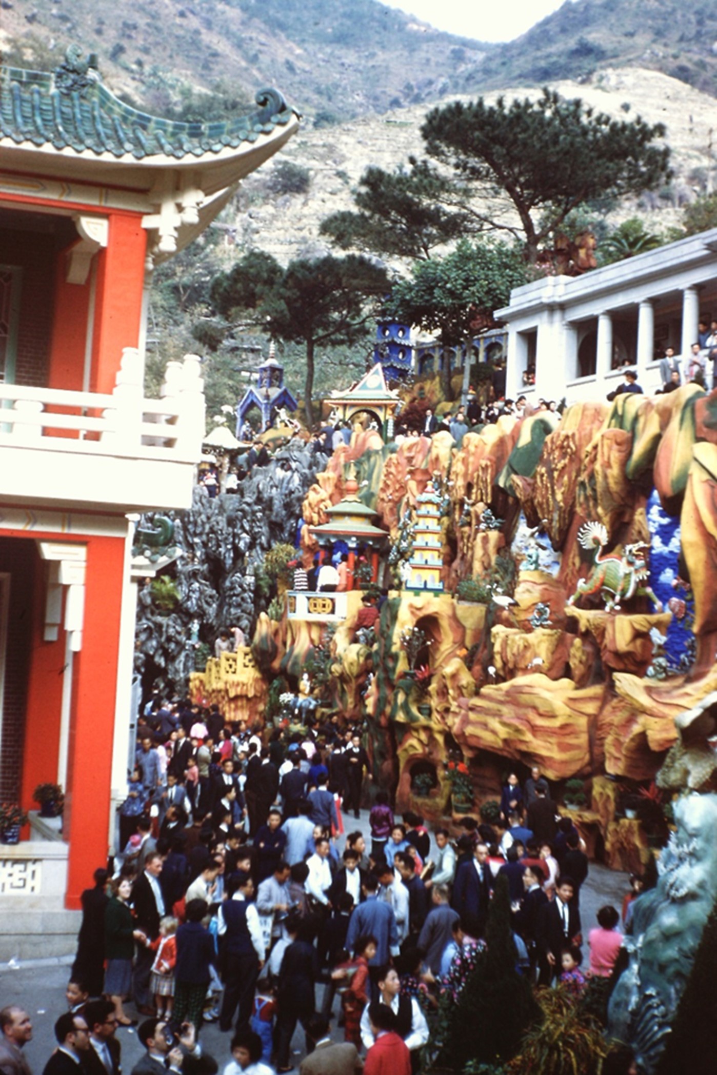 1959年法國遊客鏡頭下遊人如鯽、位於虎豹別墅的萬金油花園，今已不存。