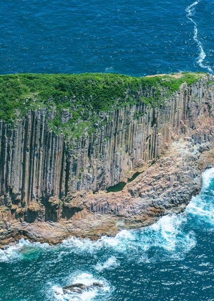 自然十景票王「萬宜柱石」由火山爆發形成　史上最大型火山爆發之一　冷卻凝固成六角柱石奇觀