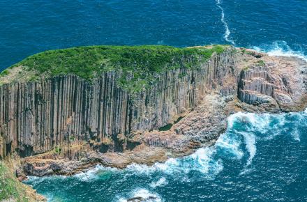 自然十景票王「萬宜柱石」由火山爆發形成　史上最大型火山爆發之一　冷卻凝固成六角柱石奇觀